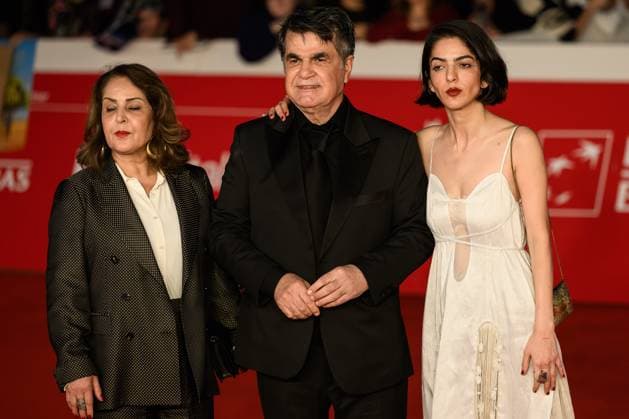 News - Festa del Cinema Roma 2025 - DAY 8 Tahereh Saeedi, Jafar Panahi and Solmaz Panahi attend the Yek Tasadof-E Sade (It Was Just An Accident) red carpet during the 20th Rome Film Festival at Auditorium Parco Della Musica on October 22, 2025 in Rome, Italy. Rome Auditorium Parco della Musica Italy Copyright: xDomenicoxCippitellix xLiveMediax LPN_2095778