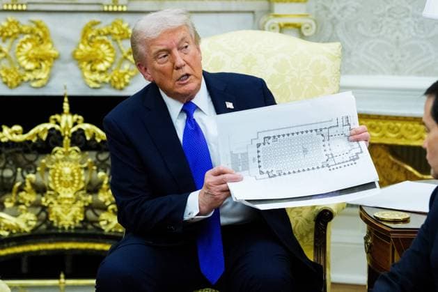 October 22, 2025, Washington, District Of Columbia, USA: United States President Donald J Trump holds a mockup of the White House ballroom, as he meets Mark Rutte, Secretary General of the North Atlantic Treaty Organization (NATO) in the Oval Office of the White House in Washington, DC, USA, on Wednesday, October 22, 2025. The leaders are meeting to discuss continuing support for Ukraine Washington USA - ZUMAs152 20251022_faa_s152_067 Copyright: xAaronxSchwartzx-xPoolxviaxCNPx