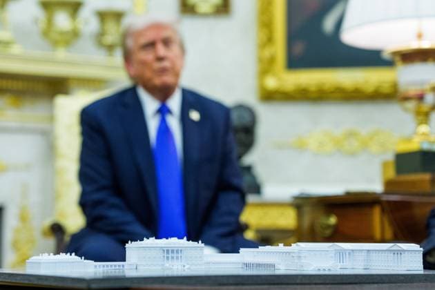 October 22, 2025, Washington, District Of Columbia, USA: A mockup of the White House with the White House ballroom renovation is seen in the Oval Office as United States President Donald J Trump meets with Mark Rutte, Secretary General of the North Atlantic Treaty Organization (NATO) in Washington, DC, USA, on Wednesday, October 22, 2025 Washington USA - ZUMAs152 20251022_faa_s152_076 Copyright: xAaronxSchwartzx-xPoolxviaxCNPx