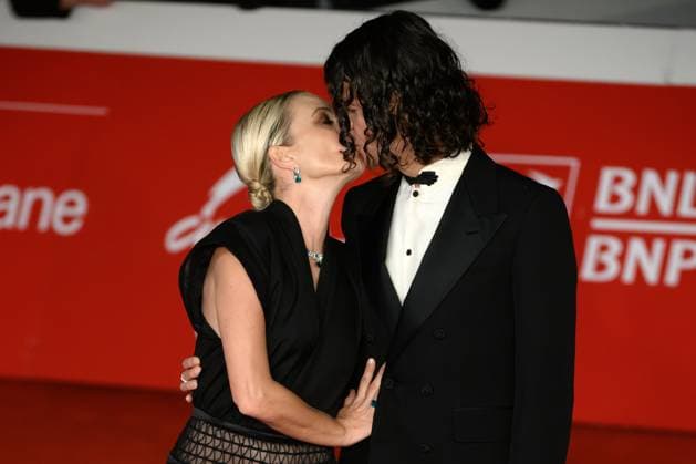 October 22, 2025, Rome, Italy: Carolina Crescentina, wearing Valentino Bulgari Jewellery, kisses Francesco Motta as they attend the Mrs Playmen red carpet during the 20th Rome Film Festival at Auditorium Parco della Musica in Rome (Italy), October 22, 2025. Rome Italy  - ZUMAi110 20251022_zna_i110_117 Copyright: xAndreaxStacciolix