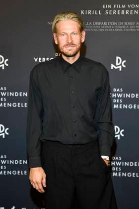 abb Mengele- Christoph Gawenda zu Gast auf dem Roten Teppich bei der Kino Film Premiere DAS VERSCHWINDEN DES JOSEF MENGELE im Delphi Filmpalast am 22.11.2025 in Berlin Berlin Deutschland
