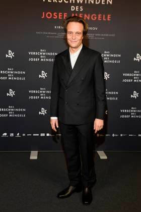 abb Mengele- August Diehl zu Gast auf dem Roten Teppich bei der Kino Film Premiere DAS VERSCHWINDEN DES JOSEF MENGELE im Delphi Filmpalast am 22.11.2025 in Berlin Berlin Deutschland