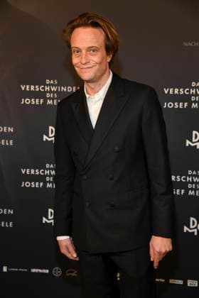 abb Mengele- August Diehl zu Gast auf dem Roten Teppich bei der Kino Film Premiere DAS VERSCHWINDEN DES JOSEF MENGELE im Delphi Filmpalast am 22.11.2025 in Berlin Berlin Deutschland