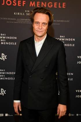 abb Mengele- August Diehl zu Gast auf dem Roten Teppich bei der Kino Film Premiere DAS VERSCHWINDEN DES JOSEF MENGELE im Delphi Filmpalast am 22.11.2025 in Berlin Berlin Deutschland