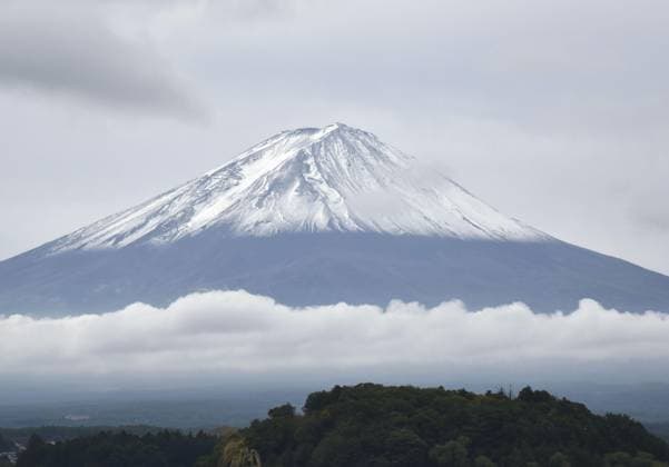 News Themen der Woche KW 43 Snowcap on Japan s Mt. Fuji Photo taken on Oct. 23, 2025, from the town of Fujikawaguchiko in Yamanashi Prefecture, central Japan, shows the season s first snow-capped Mt. Fuji, the country s highest mountain located on the borders of Shizuoka and Yamanashi prefectures.  A14AA0004967099P