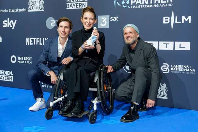 Pascal Schröder, Lorelei Holtmann und Gast bei der Verleihung vom Blauer Panther - TV & Streaming Award 2025 in der BMW Welt. München, 22.10.2025