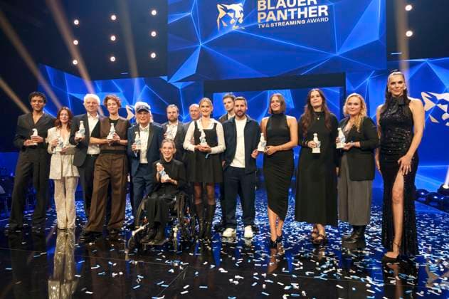 Esther Sedlaczek mit den Preisträgern bei der Verleihung vom Blauer Panther - TV & Streaming Award 2025 in der BMW Welt. München, 22.10.2025