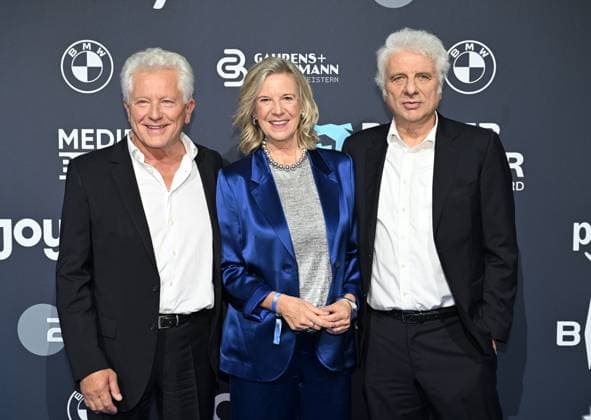 Miroslav Miro Nemec, Katja Wildermuth (Intendantin Bayerischer Rundfunk) und Udo Wachtveitl Verleihung Blauer Panther - TV & Streaming Award 2025 Preisverleihung und Gala in der BMW Welt München 22. Oktober 2025