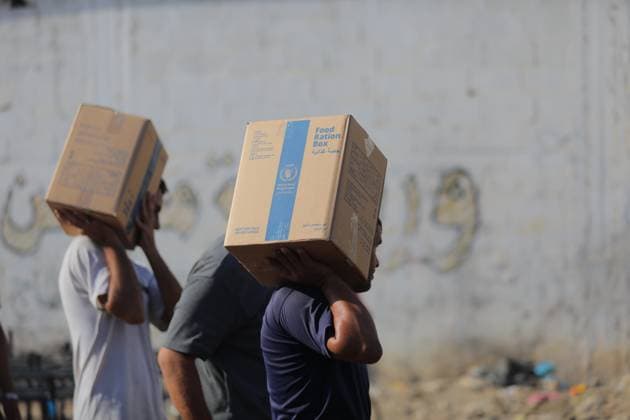 News Themen der Woche KW 43 World Food Programme distributes food aid in Gaza DEIR AL-BALAH, GAZA - OCTOBER 23: Palestinians receive food packages distributed by the World Food Programme (WFP) in the Zawaida area of Deir al-Balah in the central Gaza Strip following the implementation of the ceasefire on October 23, 2025. Hassan Jedi Anadolu Gaza Gaza. Editorial use only. Please get in touch for any other usage.  Copyright: x2025xAnadoluxHassanxJedix