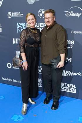 Florian Hüttner mit Begleitung bei der Verleihung vom Blauer Panther - TV & Streaming Award 2025 in der BMW Welt. München, 22.10.2025