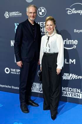 Franziska An der Gassen mit Begleitung bei der Verleihung vom Blauer Panther - TV & Streaming Award 2025 in der BMW Welt. München, 22.10.2025