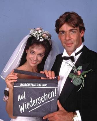 ARCHIV: Sascha Hehn Schauspieler Sascha Hehn und Schauspielerin Barbara Wussow am Rande von Dreharbeiten zur ZDF-Serie Die Schwarzwaldklinik , 1984 ARCHIVAUFNAHME, Datum geschätzt 20250204JWM0057 *** ARCHIVE Sascha Hehn Actor Sascha Hehn and actress Barbara Wussow on the sidelines of filming the ZDF series Die Schwarzwaldklinik , 1984 ARCHIVE PICTURE, date estimated 20250204JWM0057