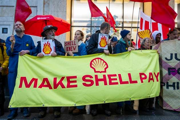 News Themen der Woche KW 43 Protest Outside Shell Global HQ London, October 2025 Environmental and climate justice activists gathered outside Shell™s Global Headquarters in Central London ahead of the company™s upcoming Profits Day. Demonstrators called on Shell to pay reparations to survivors of Typhoon Odette in the Philippines, accusing the oil giant of profiting from climate destruction. Protesters held banners and placards demanding accountability from major polluters., Credit:Zak Irfan Avalon  Copyright: xZakxIrfanx xAvalonx 1047582396