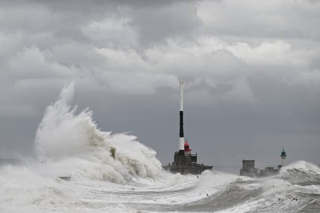 News Themen der Woche KW 43 TEMPETE BENJAMIN PHOTOPQR OUEST FRANCE Thomas Brégardis Ouest France Le Havre 23 10 2025 23 octobre 2025 Le Havre 76 Passage de la tempête Benjamin sur la Seine Maritime La digue du Nord et son phare au Havre au sud de la plage du Havre Photo Thomas Bregardis Ouest France Benjmin storm hits France on oct 23rd 2025 Le Havre Seine Maritime France  Copyright: xPHOTOPQR OUESTxFRANCE MAXPPPxThomasxBrégardisx xOuest-Francex 20251023OFR5813 20251023OFR5813