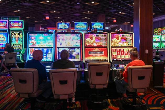October 3, 2025, Pittsburg, Pennsylvania, USA: Patrons play slot games at Live Casino Pittsburgh at Westmoreland Mall on Friday, Oct. 3, 2025. Pittsburg USA - ZUMAt256 20251003_znn_t256_001 Copyright: xKristinaxSerafinix