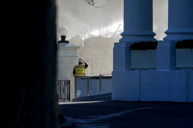 Constructions workers continue demolition of part of the East Wing of the White House for construction of President Trump s ballroom in Washington, DC, USA, 23 October 2025. The 27400-square-meter ballroom expansion of the White House will seat an estimated 900 people and is now estimated to cost 300 million US dollars. Copyright: xWillxOliverx xPoolxviaxCNPx MediaPunchx