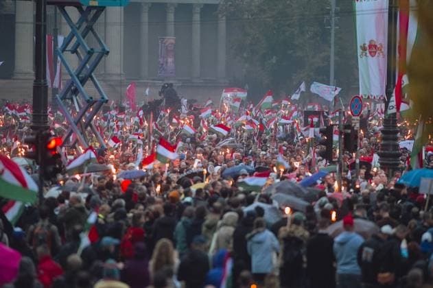 News Themen der Woche KW 43 Hungarians gather in capital to protest government policies BUDAPEST, HUNGARY - OCTOBER 23: Tens of thousands of supporters gather at Heroes’ Square as opposition leader Peter Magyar of the Tisza Party addresses the crowd during a ‘peace march’ in Budapest, Hungary, on October 23, 2025. Participants carried flags and banners calling for change and criticizing the government’s foreign and domestic policies. Robert Nemeti Anadolu Budapest Hungary. Editorial use only. Please get in touch for any other usage.  Copyright: x2025xAnadoluxRobertxNemetix