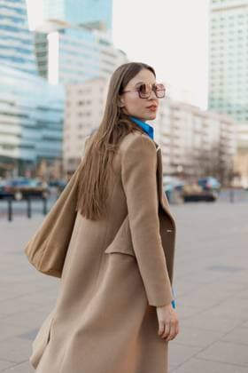 Fashionablewoman walking with long hair and coat in city street model released, Symbolfoto, EHAF00477