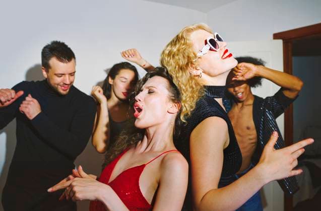 Group of friends dancing and enjoying a party at home model released, Symbolfoto, AZF00908
