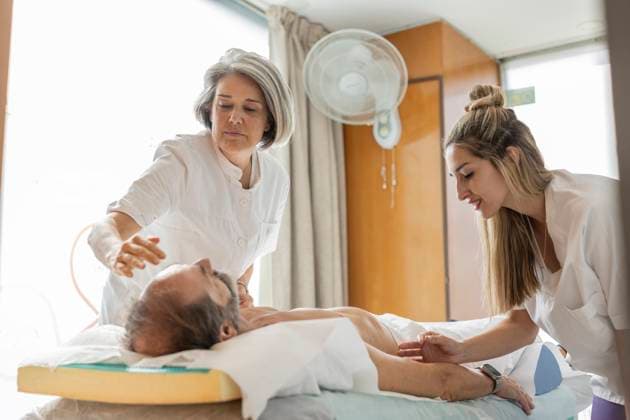 Acupuncturist performing acupuncture treatment for relaxation and pain relief model released, Symbolfoto property released, JCCMF14172