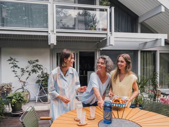 Mother and daughters enjoying food and drinks together outdoors model released, Symbolfoto property released, MFF09892
