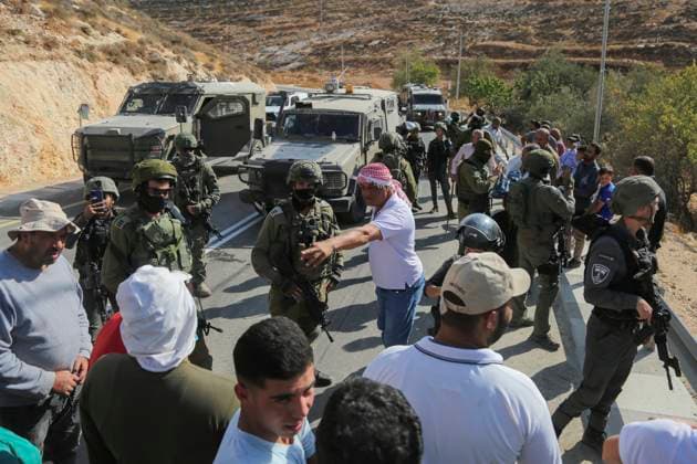 News Themen der Woche KW 43 Israeli Forces Halt Harvest Palestinian farmers argue with Israeli security forces after their harvest was disrupted by Israeli settlers and halted by Israeli security forces in Sa ir village, near the Israeli occupied West Bank city of Hebron, on October 23, 2025. Hebron West Bank Palestinian Territories Copyright: xMosabxShawerx