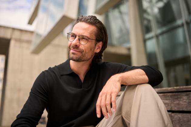 Confident hip relaxed man with glasses outdoors in urban setting model released, Symbolfoto, PNEF03505
