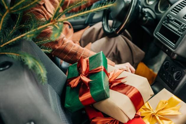 Wrapped Christmas gifts on car seat during holiday homecoming model released, Symbolfoto, VSNF04276