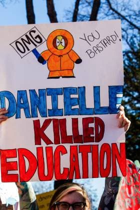 Striking Teachers and Supporting union members rally outside the Alberta Legislature in Edmonton - 23 Oct 2025 A protester holds a placard during the demonstration. Over 20,000 people with various signs speaking out about the state of education under the current Premier Danielle Smith, rallied outside the Alberta Legislature as the Throne Speech was being read in the legislature. Teachers have been on strike since October 7th and have rejected 2 offers from the Province. The Main Issues are Class Sizes, Educational Assistant Support, and wages. Teachers made an offer to the province, which has not been responded to. The Province is expected to introduce back to work legislation Monday. Edmonton Canada Copyright: xRonxPalmerx xSOPAxImagesx 2025_10_23ATA_Teachers_Rally747541