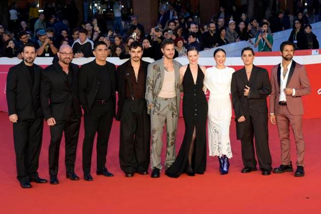 Gennaro Di Colandrea, Raiz, Simon Rizzoni, Juan Daniel Straube, Andrea Arcangeli, Lyda Patitucci, Maria Esposito, Silvia Uras und Jean Michael Sinisterra Munoz bei der Premiere des Kinofilms Io sono Rosa Ricci auf dem 20. Internationalen Filmfestival von Rom Festa del Cinema di Roma 2025 im Auditorium Parco della Musica. Rom, 23.10.2025