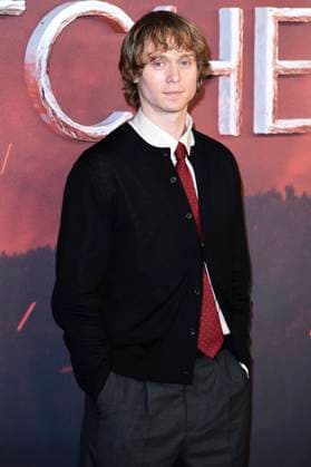 Fabian McCallum bei der Weltpremiere der 4. Staffel der Netflix-Serie The Witcher im Curzon Mayfair. London, 23.10.2025