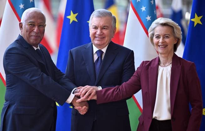 News Themen der Woche KW 43 News Bilder des Tages Uzbek President Shavkat Mirziyoyev in Brussels??????? BRUSSELS, BELGIUM - OCTOBER 24: European Commission President Ursula von der Leyen, European Council President Antonio Costa and Uzbek President Shavkat Mirziyoyev get together for a trilateral meeting in Brussels, Belgium on October 24, 2025. A statement by the Uzbek presidency said Mirziyoyev will be in the Belgian capital on Oct. 23-24 at the invitation of Antonio Costa and Ursula von der Leyen. The statement said the talks will focus on expanding and deepening relations between Tashkent and Brussels, particularly in the context of implementing high-level agreements reached at the inaugural EU-Central Asia Summit earlier this year. Dursun Aydemir Anadolu Brussels Belgium. Editorial  Copyright: x2025xAnadoluxDursunxAydemirx