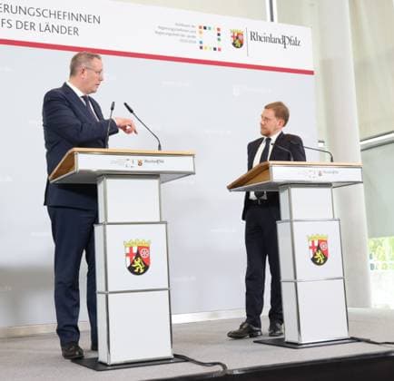 News Themen der Woche KW 43 Ministerpraesidentenkonferenz Mainz 24.10.2025, Germany, Rheinland-Pfalz, Mainz, Ministerpraesidentenkonferenz, Vorsitz Ministerpraesident Alexander Schweitzer mit Ko Vorsaitzendem Michael Kretschmer Sachsen CDU Mainz Rheinland Pfalz Germany *** Ministerpraesidentenkonferenz Mainz 24 10 2025, Germany, Rheinland Pfalz, Mainz, Ministerpraesidentenkonferenz, Chair Ministerpraesident Alexander Schweitzer with Co-Chair Michael Kretschmer Sachsen CDU Mainz Rheinland Pfalz Germany