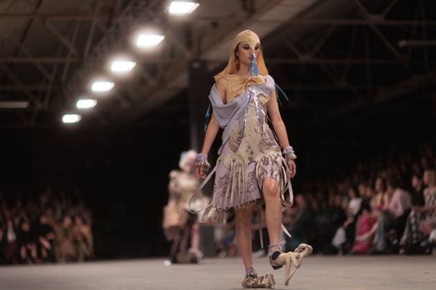 MELBOURNE FASHION WEEK 2025, Model Wearing design by Flora Bellemo during Melbourne Fashion Week at Younghusband, Melbourne, Friday, October 24, 2025. ( NO ARCHIVING MELBOURNE VICTORIA AUSTRALIA  Copyright: xNADIRxKINANIx 20251024156482903658
