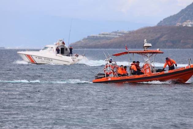 News Themen der Woche KW 43 News Bilder des Tages At least 14 people died when a boat carrying irregular migrants sank in the Aegean Sea off the Turkish city of Bodrum, according to reports. RECORD DATE NOT STATED Bodrum da düzensiz göçmenleri tasiyan tekne batti Mugla nin Bodrum ilçesi açiklarinda teknenin batmasi sonucu ilk belirlemelere göre 7 düzensiz göçmen öldü, 2 kisi kurtarildi. Ortakent açiklarinda düzensiz göçmenlerin bulundugu teknenin battigi ihbari üzerine bölgeye 4 Sahil Güvenlik botu, Sahil Güvenlik dalis timi, Sahil Güvenlik helikopteri ile çok sayida ekip sevk edildi. ( Ali Balli - Anadolu Ajansi ) Mugla Türkiye. Editorial use only. Please get in touch for any other usage.  Copyright: xAnadoluxAjansÄ±xx