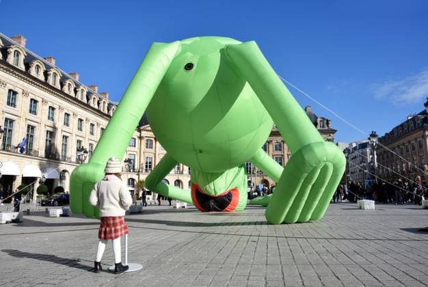 News Themen der Woche KW 43 News Bilder des Tages Giant Inflatable Kermit The Frog Installation - Paris A giant inflatable Kermit The Frog by artist Alex Da Corte is being installed in Place Vendome in Paris, France on October 24, 2025. Photo by Alain Apaydin ABACAPRESS Paris Place Vendome France  Copyright: xApaydinxAlain ABACAx