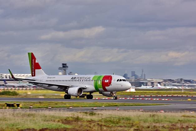 Flugverkehr Startender Jet der portigiesischen TAP am Frankfurter Flughafen Fraport Frankfurt am Main Fraport Hessen Deutschland *** Air traffic Portuguese TAP jet taking off at Frankfurt Airport Fraport Frankfurt am Main Fraport Hessen Germany