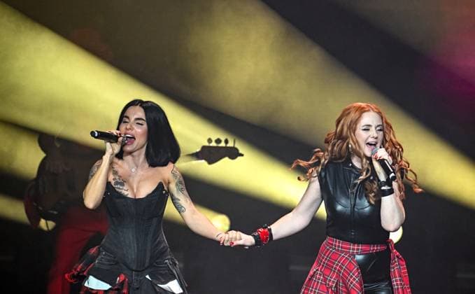 Entertainment Themen der Woche KW43 Entertainment Bilder des Tages Russia Entertainment Tatu 9032757 24.10.2025 Russian singers Yulia Volkova and Yelena Katina, of t.A.T.u perform during a concert, in Moscow, Russia. Sergey Bobylev Sputnik Moscow Russia  Copyright: xSergeyxBobylevx