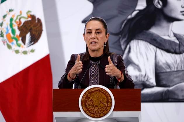 Mexico s President, Claudia Sheinbaum Pardo, speaks during a briefing about the assistance provided to the population affected by flooding in the states that suffered the most damage from the heavy rains at National Palace. on October 24, 2025 in Mexico City, Mexico. Mexico City Mexico - ZUMAe321 20251024_zia_e321_003 Copyright: xLuisxBarronx