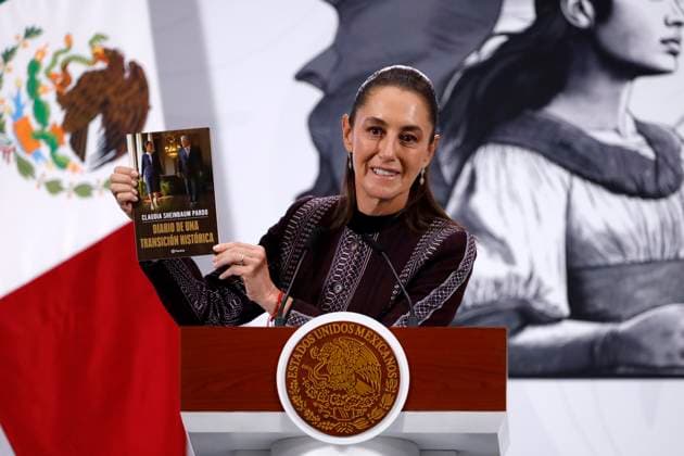 Mexico s President, Claudia Sheinbaum Pardo, shows her book Ã¢â‚¬ËœDiary of a Historic TransitionÃ¢â‚¬â ¢ during a briefing at National Palace. on October 24, 2025 in Mexico City, Mexico. Mexico City Mexico - ZUMAe321 20251024_zia_e321_008 Copyright: xLuisxBarronx
