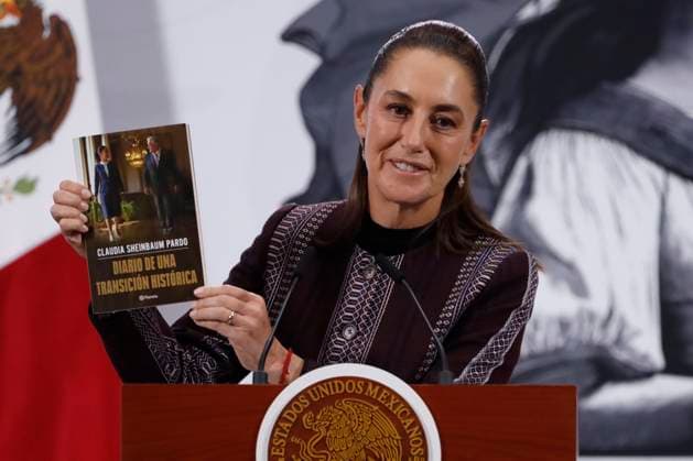Mexico s President, Claudia Sheinbaum Pardo, shows her book Ã¢â‚¬ËœDiary of a Historic TransitionÃ¢â‚¬â ¢ during a briefing at National Palace. on October 24, 2025 in Mexico City, Mexico. Mexico City Mexico - ZUMAe321 20251024_zia_e321_010 Copyright: xLuisxBarronx