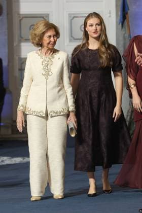 Departures from the 2025 Princess of Asturias Awards Ceremony in Oviedo Queen Sofia and Princess Leonor leave the Campoamor Theater after attending the 2025 Princess of Asturias Awards Ceremony on October 24, 2025, in Oviedo, Asturias Spain PRINCESS OF ASTURIAS AWARDS ROYAL FAMILY Raúl Oviedo Oviedo Spain  Copyright: xRaulxTerrelx 7053615