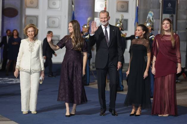 Departures from the 2025 Princess of Asturias Awards Ceremony in Oviedo Queen Sofia, Princess Leonor, King Felipe VI, Queen Letizia and Infanta Sofia leave the Campoamor Theater after attending the 2025 Princess of Asturias Awards Ceremony on October 24, 2025, in Oviedo, Asturias Spain PRINCESS OF ASTURIAS AWARDS ROYAL FAMILY José Ramó Oviedo Oviedo Oviedo Spain  Copyright: xJosÃ xRamonxHernandox 7053628