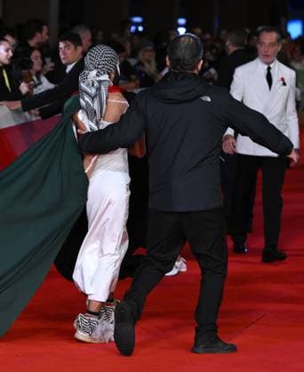 October 24, 2025, Rome, ITALY: A person is carried away by security during the red carpet of the movie Alla Festa della Rivoluzione at the 20th annual Rome International Film Fest in Rome, Italy, 24 October 2025. The Festa del Cinema di Roma runs from 15 to 26 October 2025. ANSA ETTORE FERRARI Rome ITALY  - ZUMAa110 20251024_zaf_a110_046 Copyright: xEttorexFerrarix