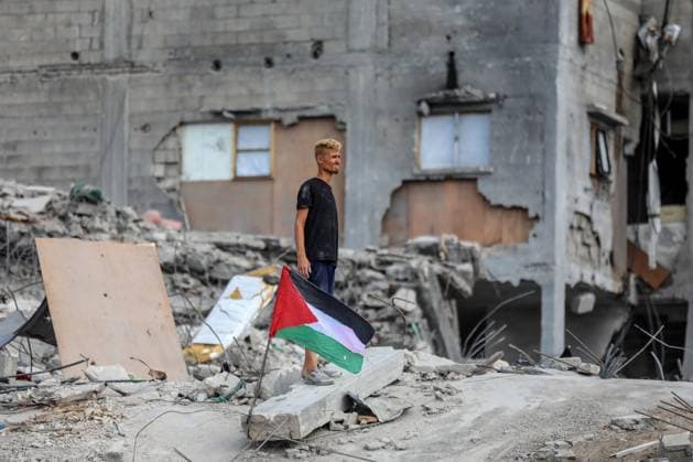 News Themen der Woche KW 43 News Bilder des Tages (251024) -- GAZA, Oct. 24, 2025 -- A Palestinian is seen standing next to destroyed buildings, in Jabalia, northern Gaza Strip, Oct. 24, 2025. The United Nations estimates that approximately 92 percent of all residential buildings in Gaza -- around 436,000 homes -- have been damaged or destroyed since the start of the conflict. According to the UN, at least 1.9 million people across the Gaza Strip have been displaced during the war. (Photo by Xinhua) MIDEAST-GAZA-STRIP-CITY-DESTRUCTION RizekxAbdeljawad 