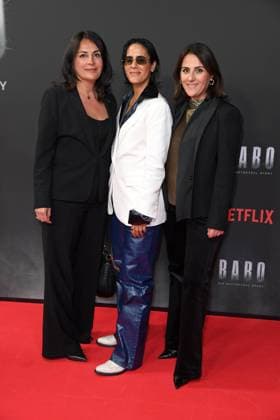 Düzen Tekkal mit den Schwestern Tülin Tekkal und Tuna Tekkal bei der Premiere des Netflix-Doku-Highlights BABO DIE HAFTBEFEHL-STORY in der Astor Film Lounge in Berlin am 24.10.2025