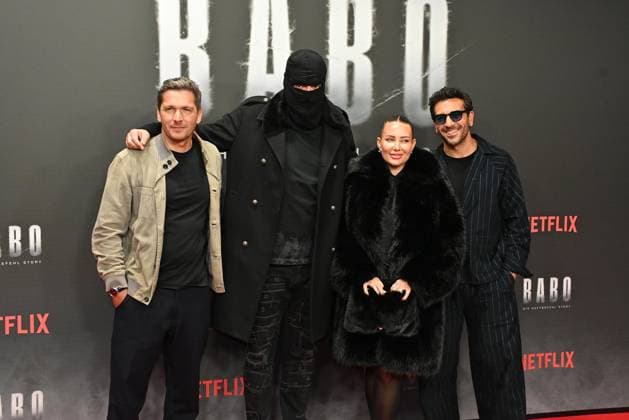 Paco-Luca Nitsche, Rapper Haftbefehl (Aykut Anhan) und seine Ehefrau Nina Anhan und Elyas M Barek bei der Babo - Die Haftbefehl-Story (Netflix) Doku Premiere am 24.10.2025 in der Astor Film Lounge in Berlin Babo (Netflix) Premiere in Berlin