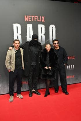 Paco-Luca Nitsche, Rapper Haftbefehl (Aykut Anhan) und seine Ehefrau Nina Anhan und Elyas M Barek bei der Babo - Die Haftbefehl-Story (Netflix) Doku Premiere am 24.10.2025 in der Astor Film Lounge in Berlin Babo (Netflix) Premiere in Berlin