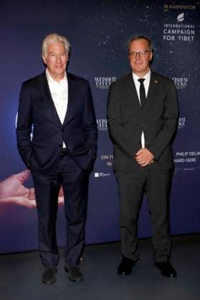 Weisheit des Glücks , Filmpräsentation in der Kulturbrauerei, Berlin, 24.10.2025 Richard Gere und Kai Müller (Geschäftsführer International Campaign for Tibet) bei einem Photocall vor der Präsentation des Dokumentarfilms über das Leben des Dalai Lama, WEISHEIT DES GLÜCKS dessen Executive Producer er ist, in der Kulturbrauerei in Berlin am 24.10.2025 Berlin Kulturbrauerei Copyright: xAnitaxBuggex