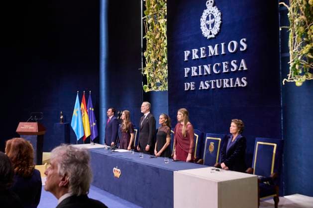 October 24, 2025, Oviedo, Oviedo, Spain: KING FELIPE VI of Spain, QUEEN LETIZIA of Spain, FORMER QUEEN SOFIA, CROWN PRINCESS LEONOR of Spain and PRINCESS SOFIA of Spain attend the Princesa de Asturias Awards 2025 ceremony Oviedo Spain - ZUMAc260 20251024_zep_c260_089 Copyright: xMikexChicorrox